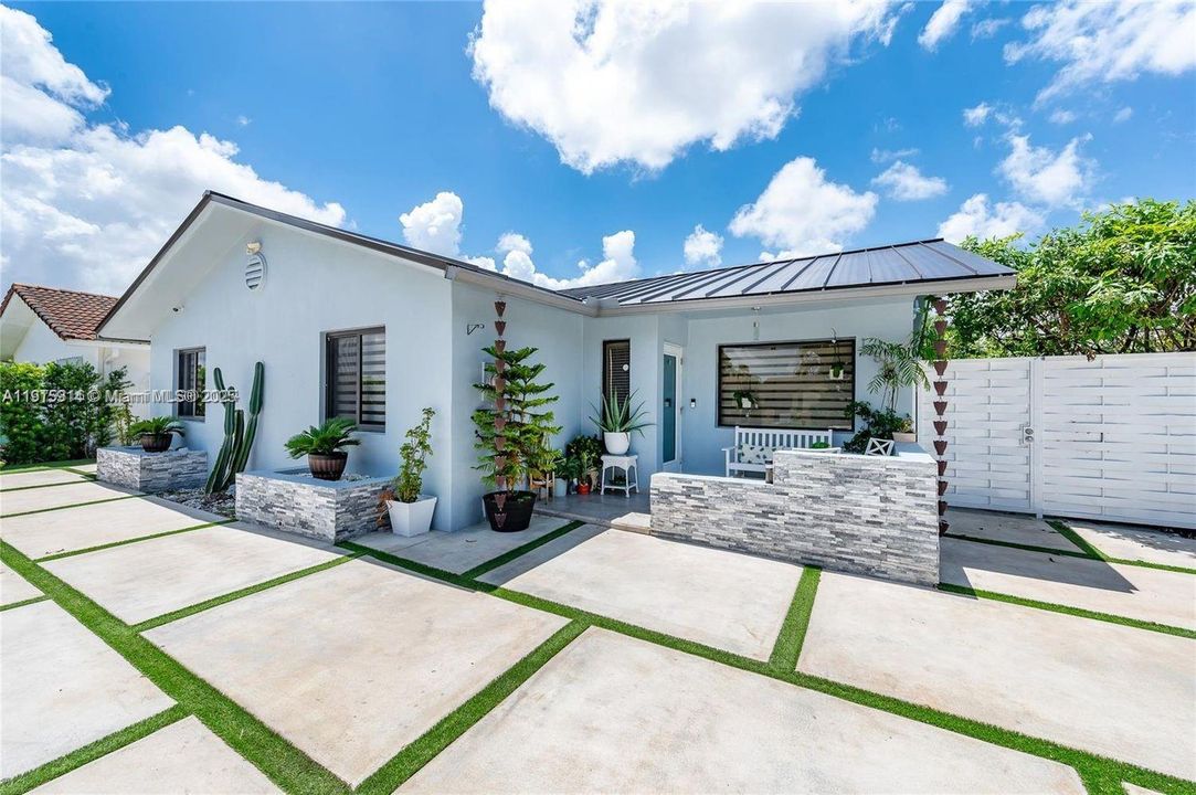 合同活跃: $4,200 (4 贝兹, 3 浴室, 1643 平方英尺)