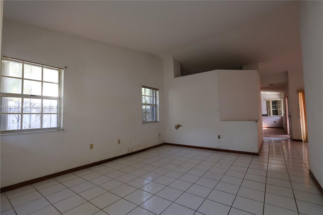 待售: $356,000 (4 贝兹, 2 浴室, 1720 平方英尺)