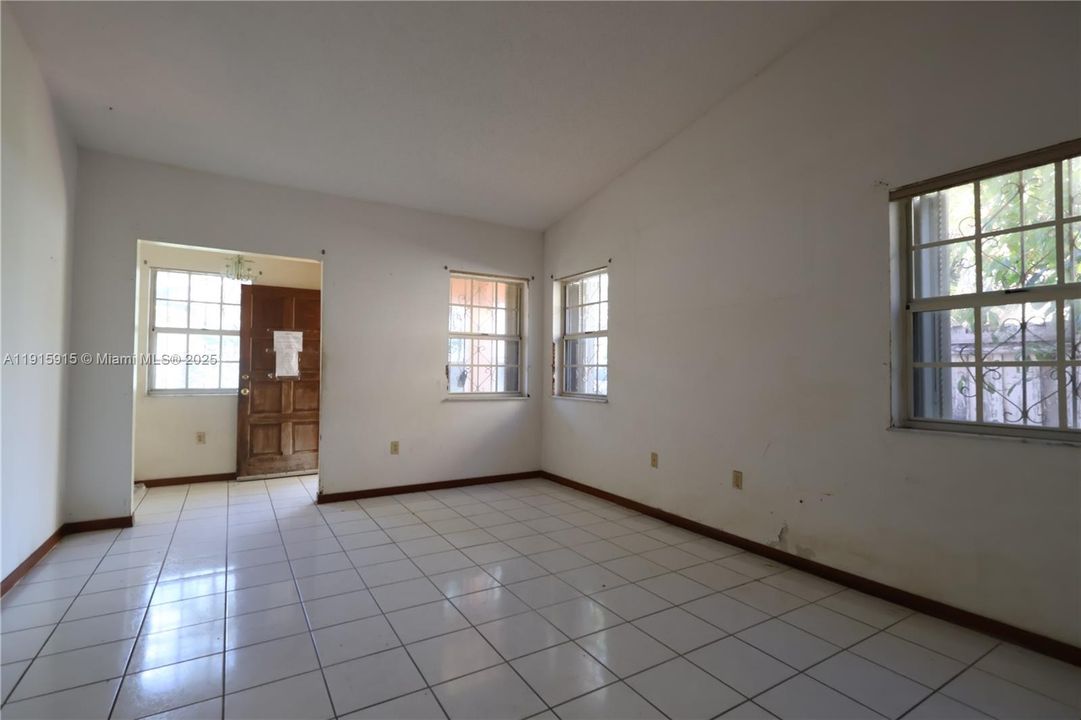 待售: $356,000 (4 贝兹, 2 浴室, 1720 平方英尺)