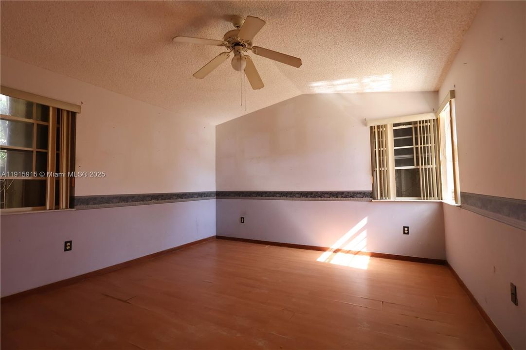 待售: $356,000 (4 贝兹, 2 浴室, 1720 平方英尺)