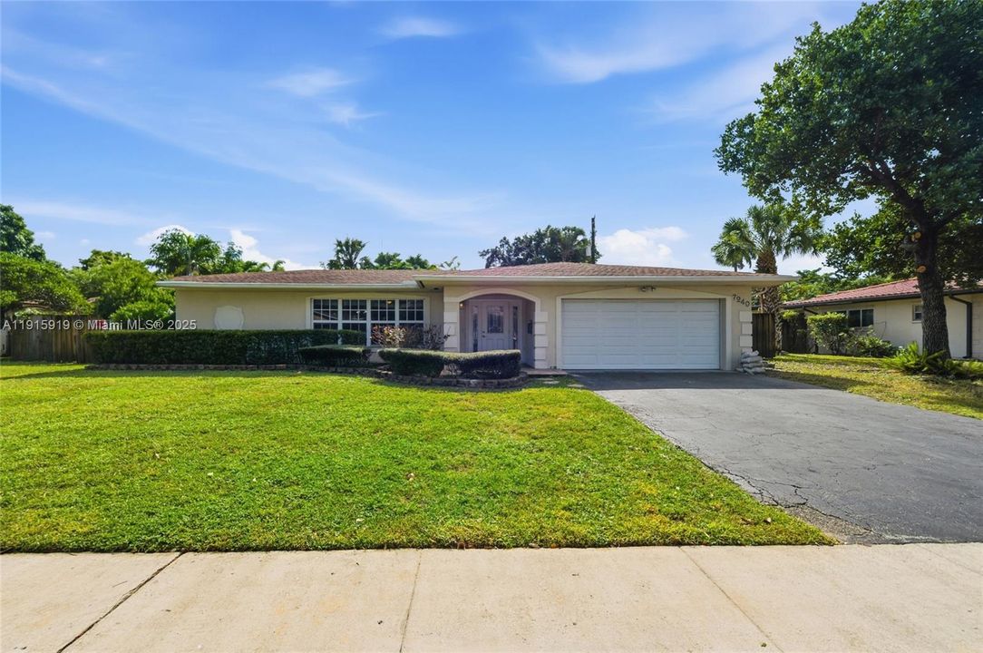 Activo con contrato: $4,500 (4 camas, 2 baños, 1952 Pies cuadrados)