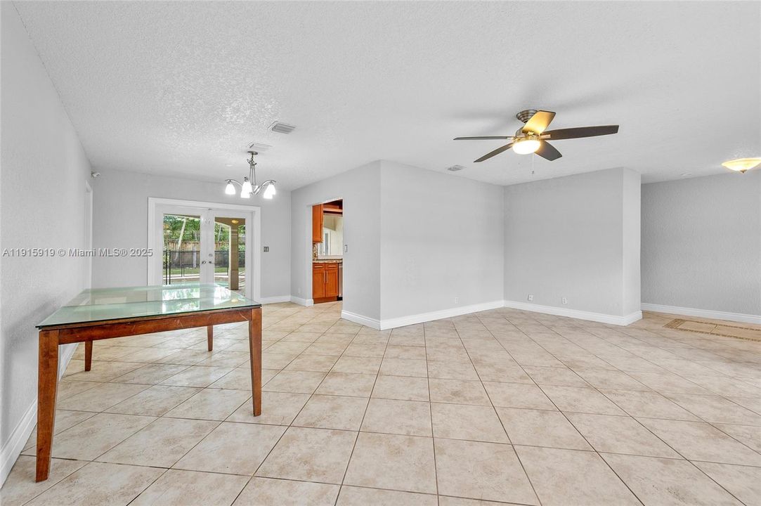 Activo con contrato: $4,500 (4 camas, 2 baños, 1952 Pies cuadrados)