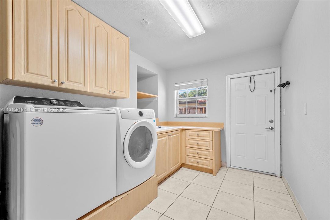 Activo con contrato: $4,500 (4 camas, 2 baños, 1952 Pies cuadrados)