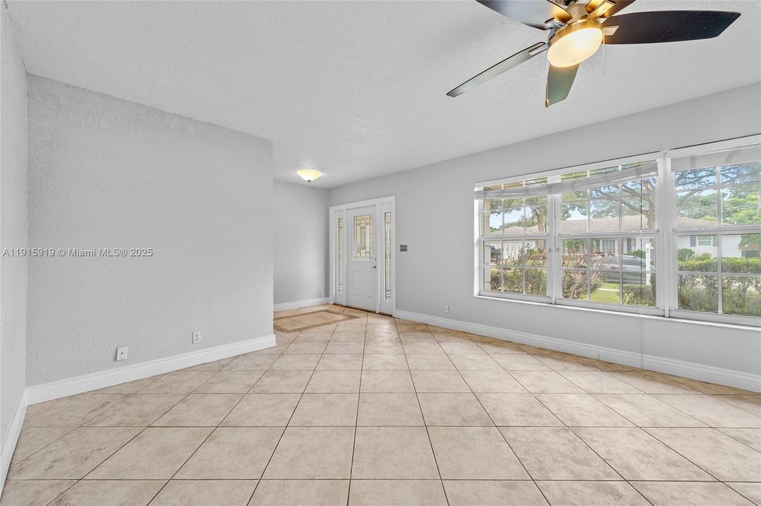 Activo con contrato: $4,500 (4 camas, 2 baños, 1952 Pies cuadrados)