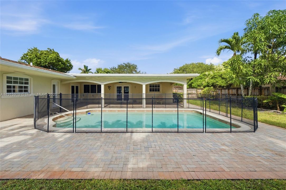 Activo con contrato: $4,500 (4 camas, 2 baños, 1952 Pies cuadrados)