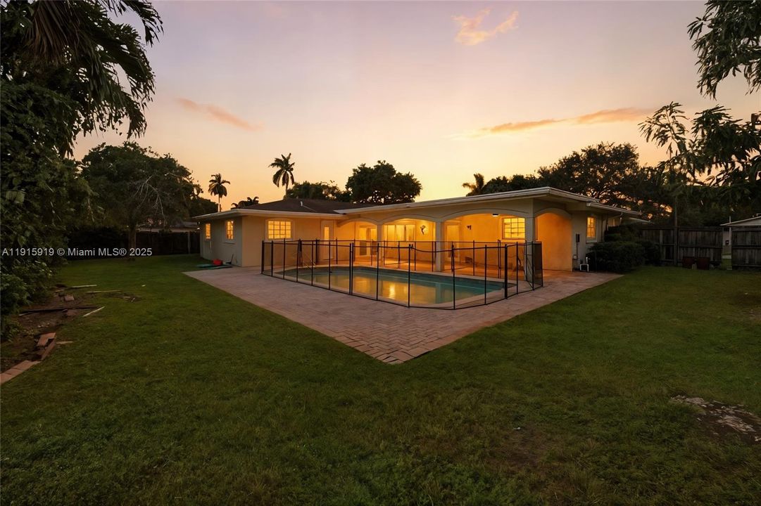 Activo con contrato: $4,500 (4 camas, 2 baños, 1952 Pies cuadrados)