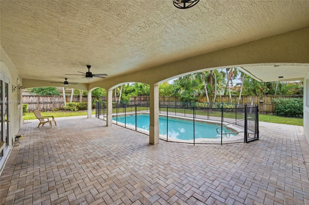 Activo con contrato: $4,500 (4 camas, 2 baños, 1952 Pies cuadrados)