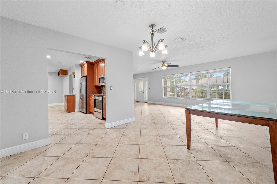 Activo con contrato: $4,500 (4 camas, 2 baños, 1952 Pies cuadrados)