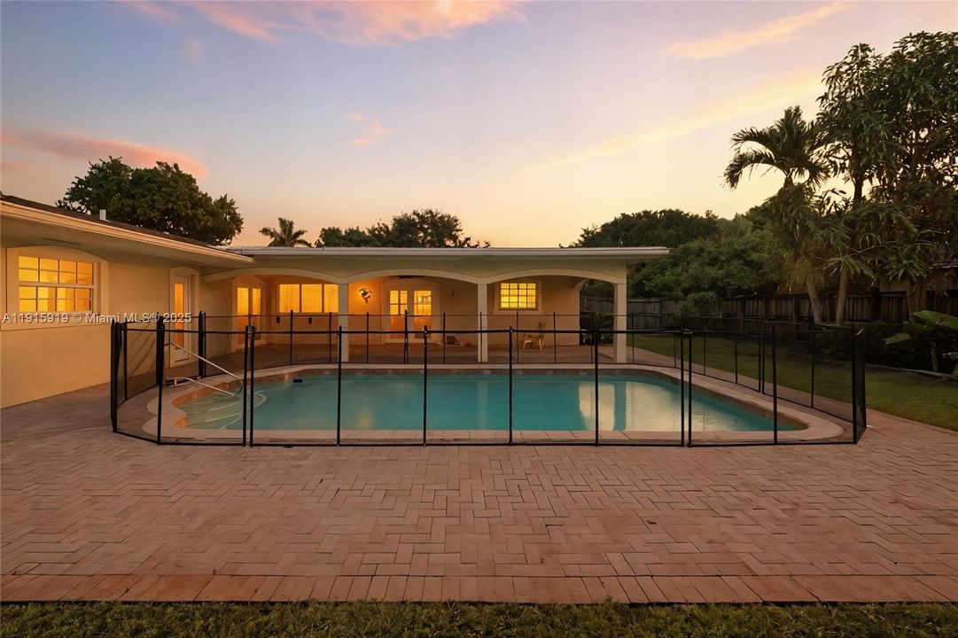 Activo con contrato: $4,500 (4 camas, 2 baños, 1952 Pies cuadrados)