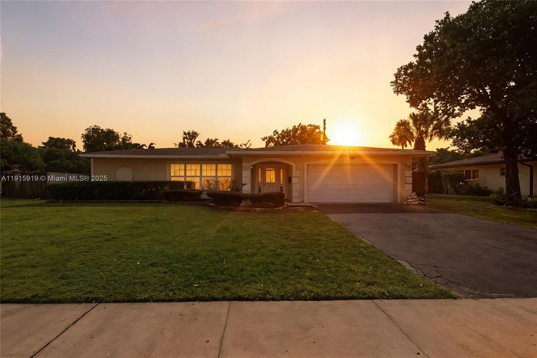 Activo con contrato: $4,500 (4 camas, 2 baños, 1952 Pies cuadrados)