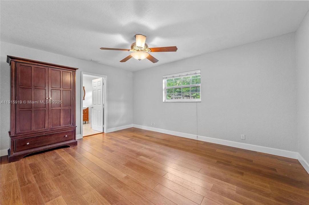 Activo con contrato: $4,500 (4 camas, 2 baños, 1952 Pies cuadrados)