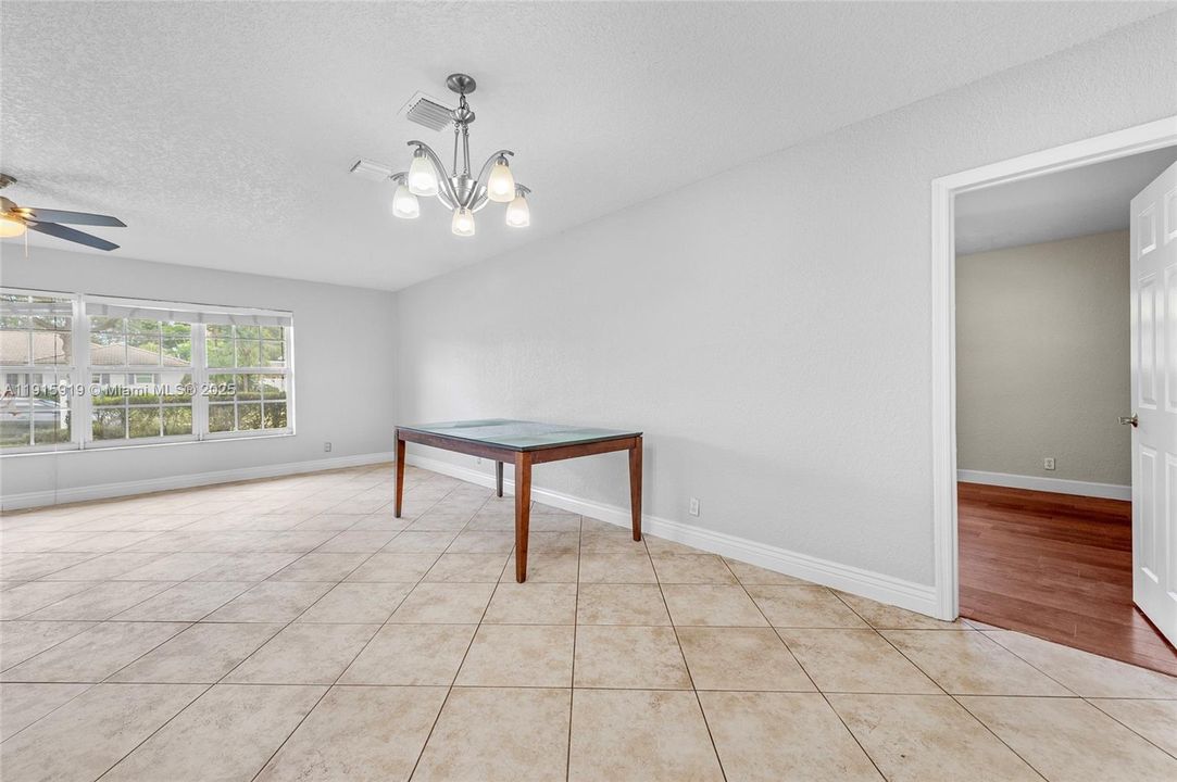 Activo con contrato: $4,500 (4 camas, 2 baños, 1952 Pies cuadrados)