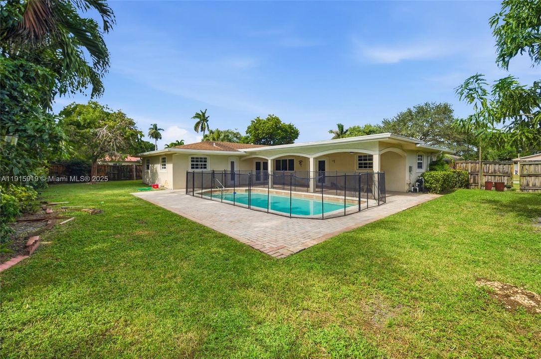 Activo con contrato: $4,500 (4 camas, 2 baños, 1952 Pies cuadrados)