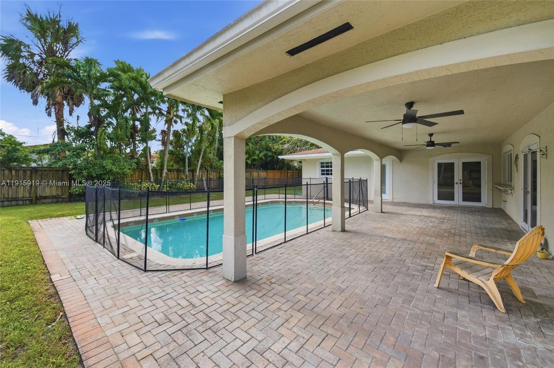 Activo con contrato: $4,500 (4 camas, 2 baños, 1952 Pies cuadrados)