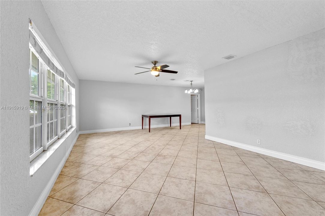 Activo con contrato: $4,500 (4 camas, 2 baños, 1952 Pies cuadrados)