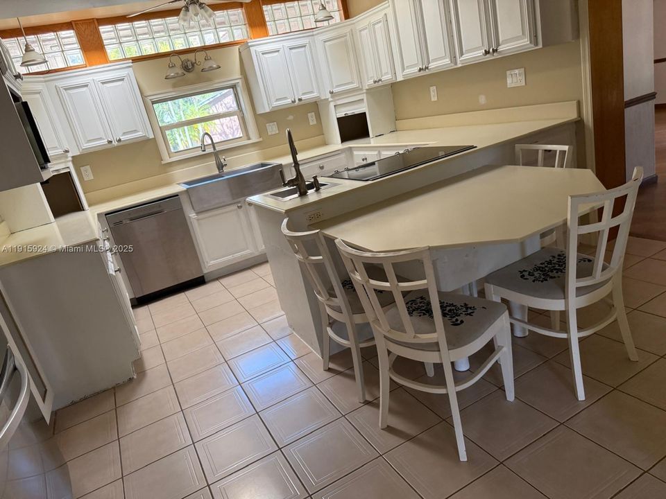 待售: $995,000 (4 贝兹, 2 浴室, 2727 平方英尺)