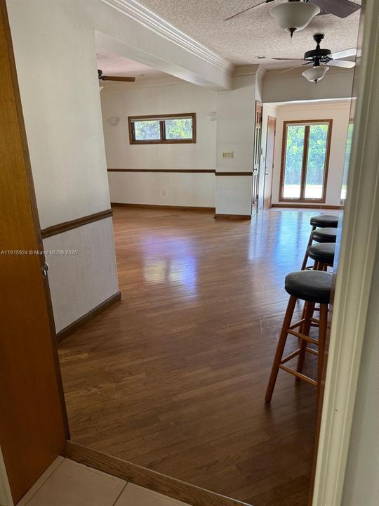 待售: $995,000 (4 贝兹, 2 浴室, 2727 平方英尺)