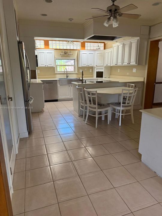 待售: $995,000 (4 贝兹, 2 浴室, 2727 平方英尺)