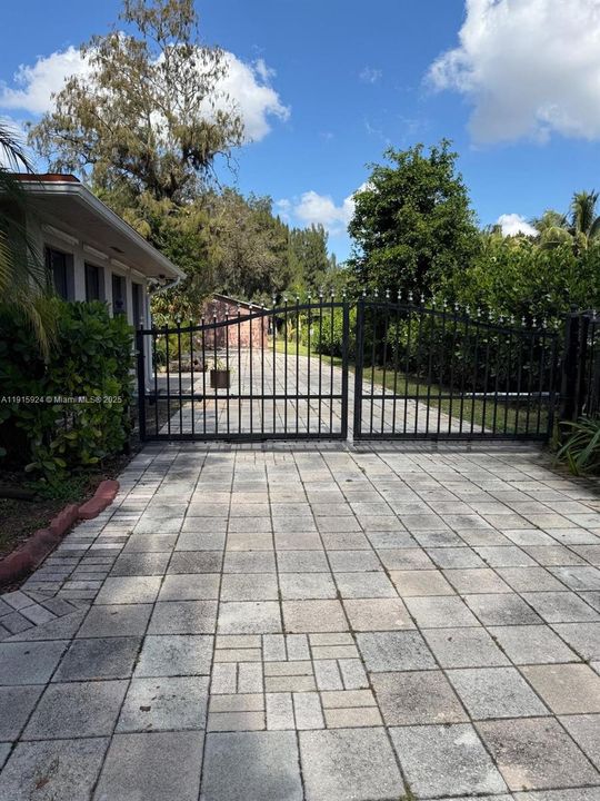 待售: $995,000 (4 贝兹, 2 浴室, 2727 平方英尺)