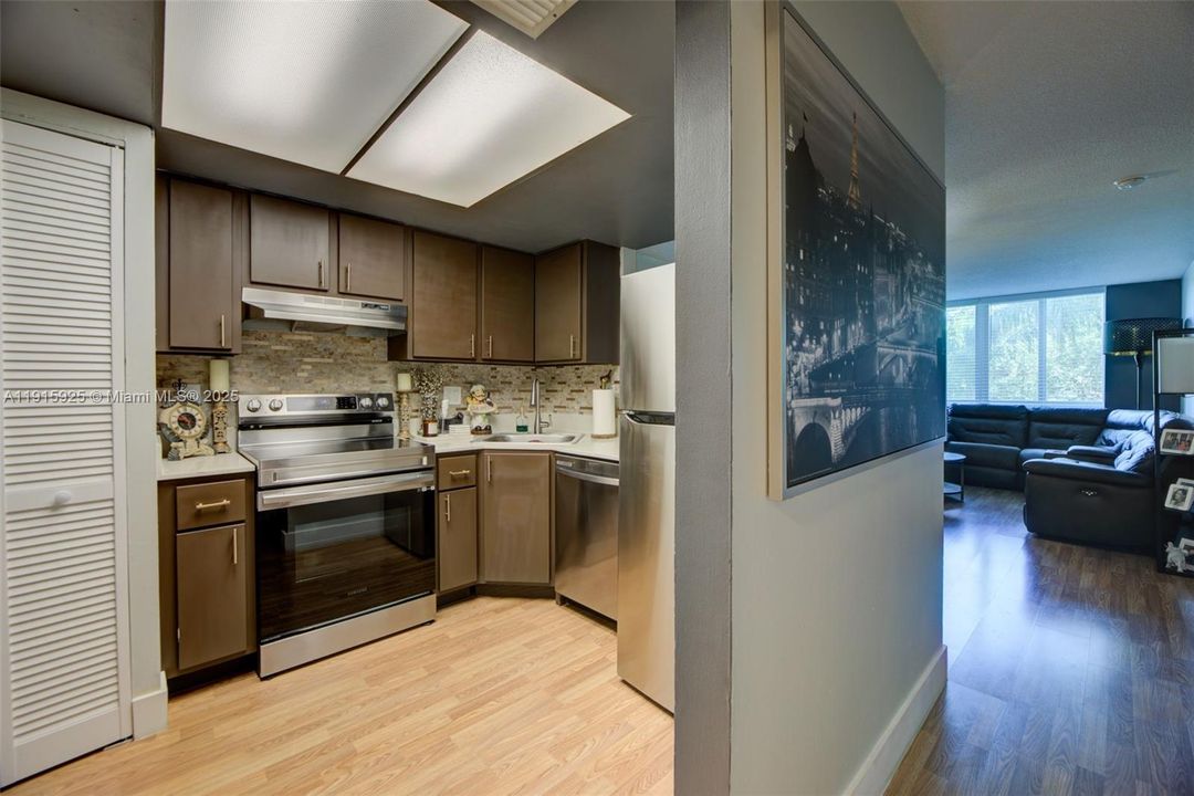 En Venta: $240,000 (2 camas, 2 baños, 900 Pies cuadrados)