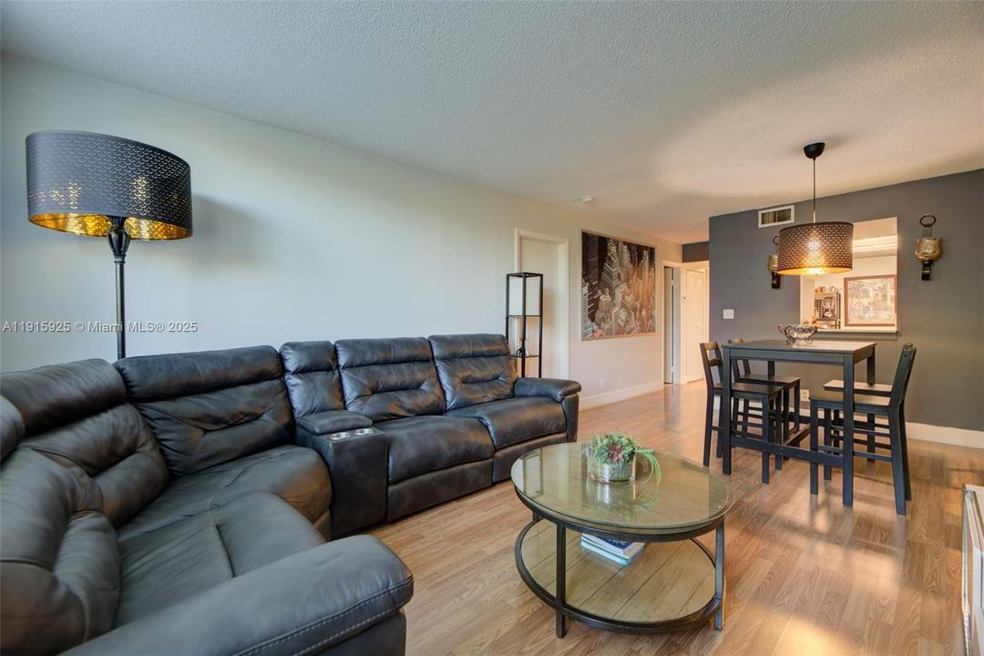 En Venta: $240,000 (2 camas, 2 baños, 900 Pies cuadrados)