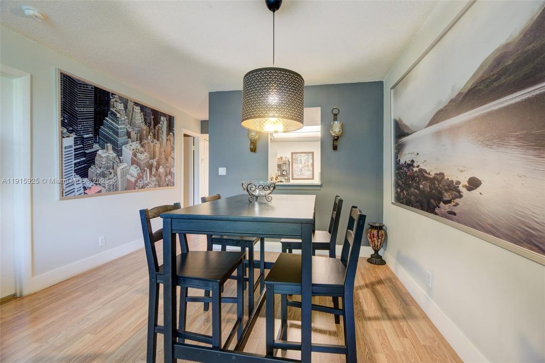 En Venta: $240,000 (2 camas, 2 baños, 900 Pies cuadrados)