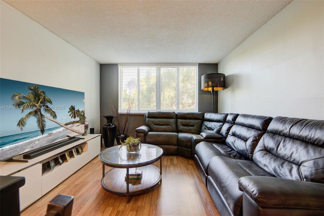 En Venta: $240,000 (2 camas, 2 baños, 900 Pies cuadrados)