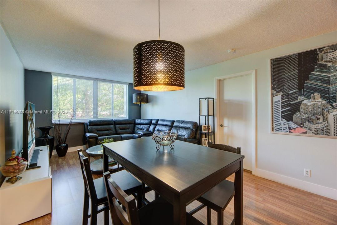 En Venta: $240,000 (2 camas, 2 baños, 900 Pies cuadrados)