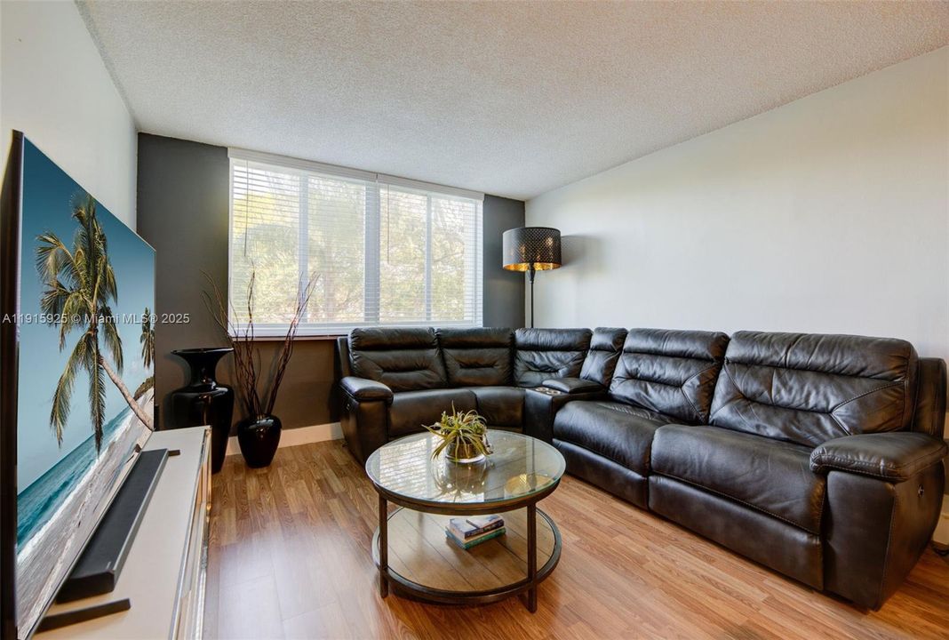 En Venta: $240,000 (2 camas, 2 baños, 900 Pies cuadrados)