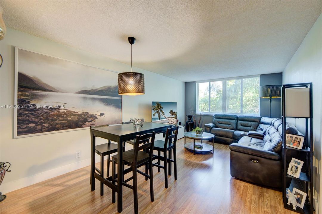 En Venta: $240,000 (2 camas, 2 baños, 900 Pies cuadrados)