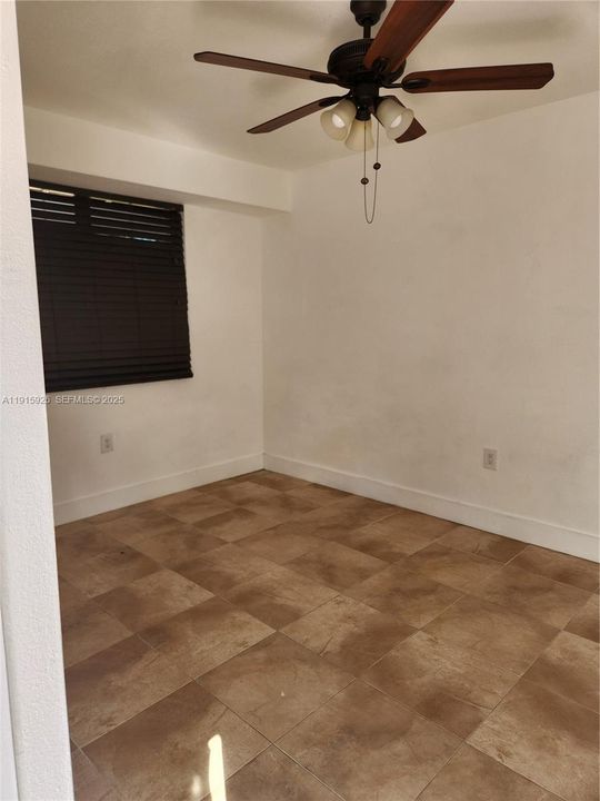 出租: $1,300 (0 贝兹, 1 浴室, 1173 平方英尺)