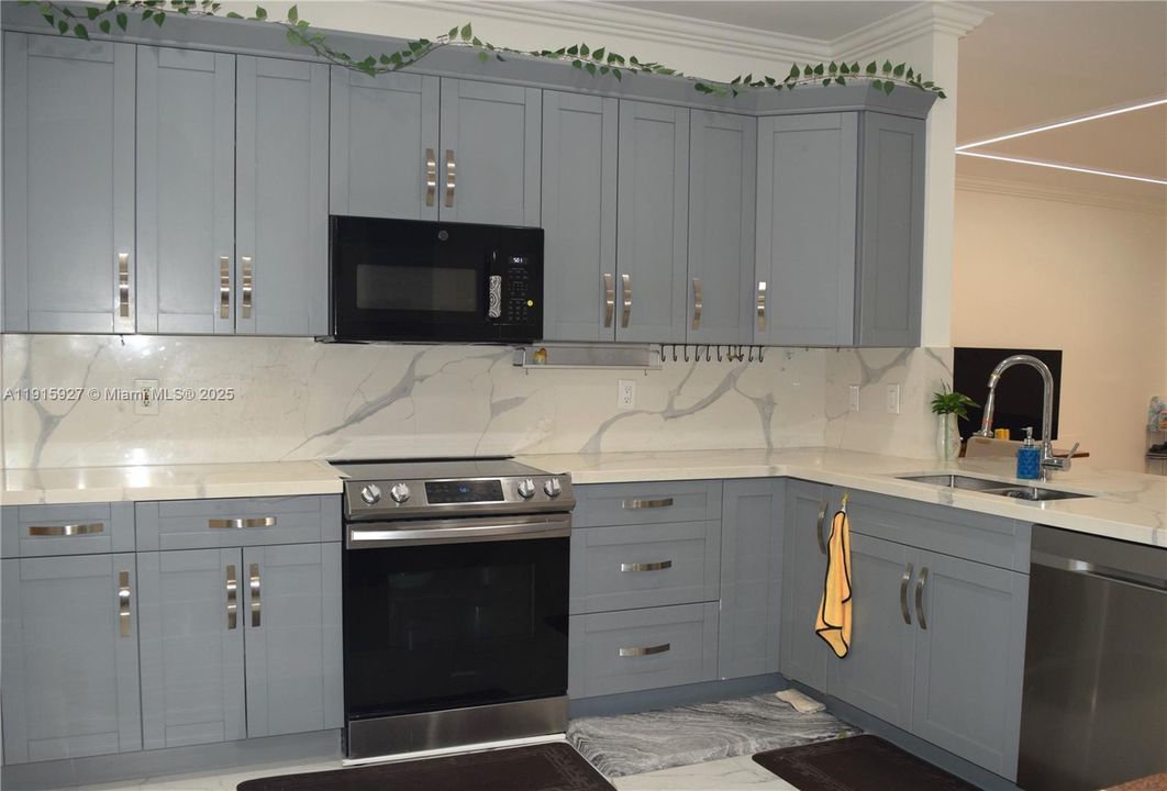 出租: $6,000 (5 贝兹, 3 浴室, 2941 平方英尺)