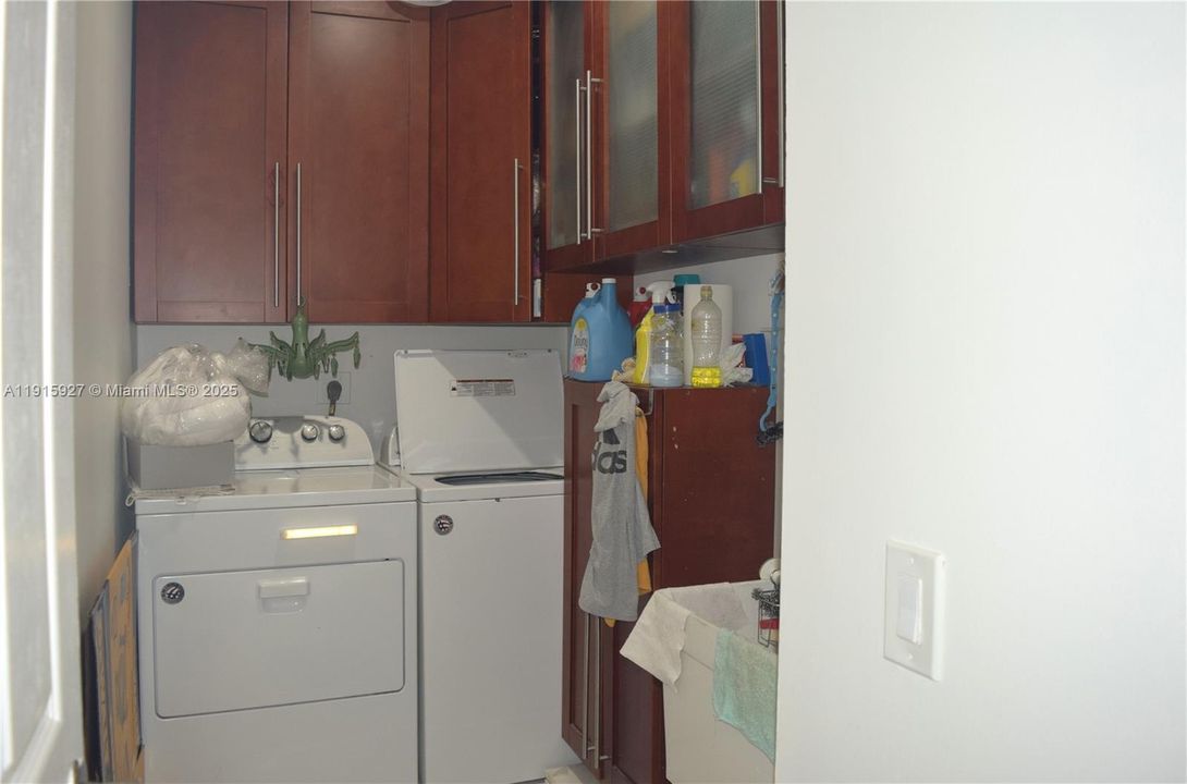 出租: $6,000 (5 贝兹, 3 浴室, 2941 平方英尺)