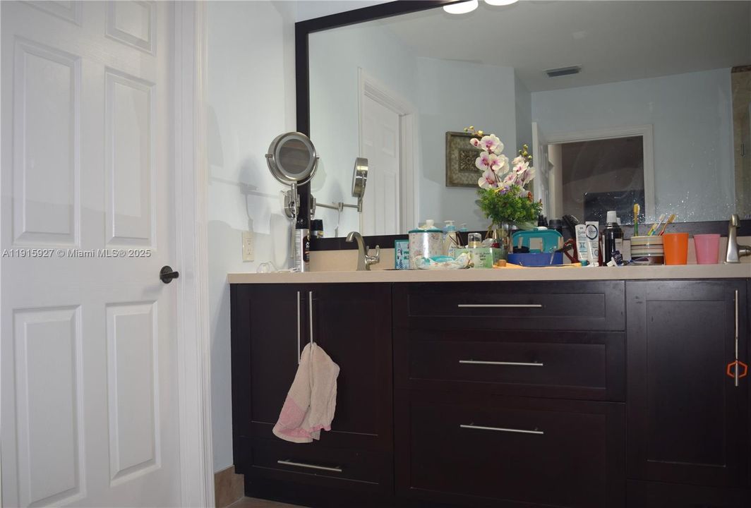 出租: $6,000 (5 贝兹, 3 浴室, 2941 平方英尺)