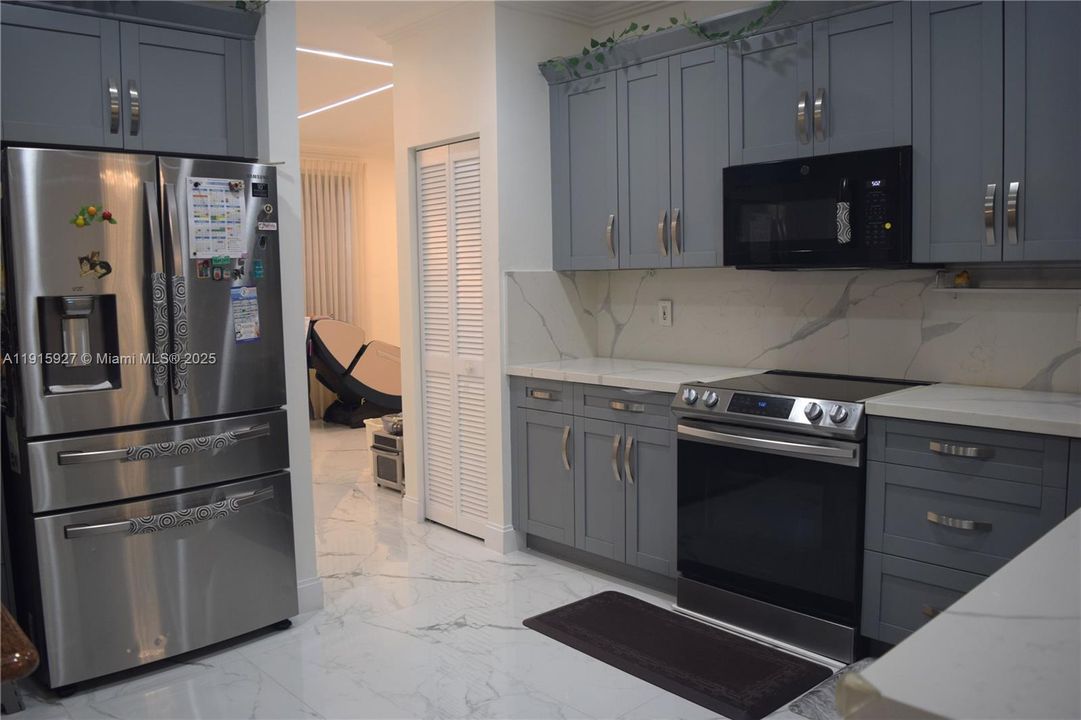 出租: $6,000 (5 贝兹, 3 浴室, 2941 平方英尺)