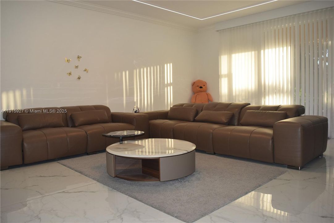 出租: $6,000 (5 贝兹, 3 浴室, 2941 平方英尺)