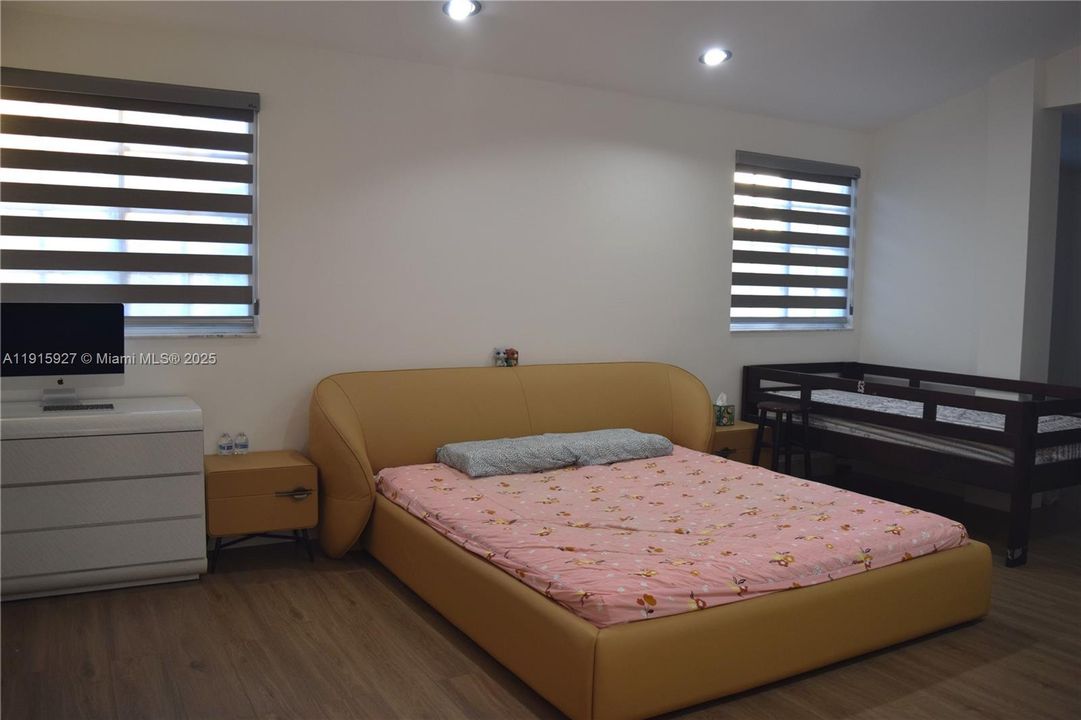 出租: $6,000 (5 贝兹, 3 浴室, 2941 平方英尺)