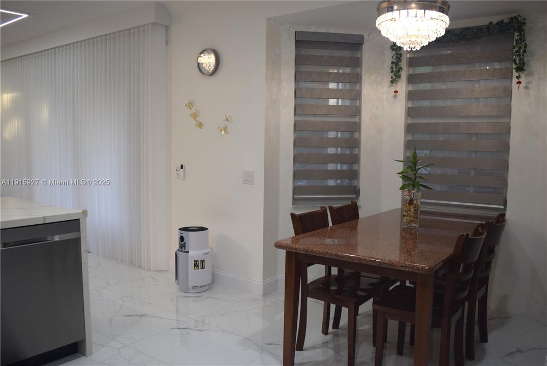 出租: $6,000 (5 贝兹, 3 浴室, 2941 平方英尺)