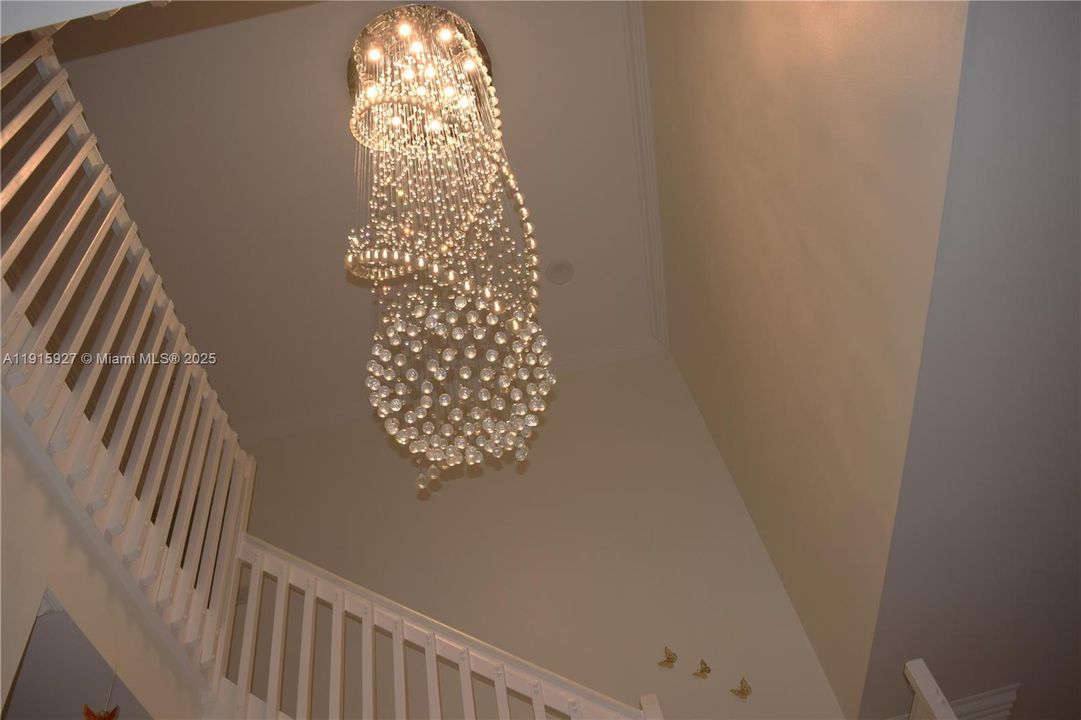 出租: $6,000 (5 贝兹, 3 浴室, 2941 平方英尺)