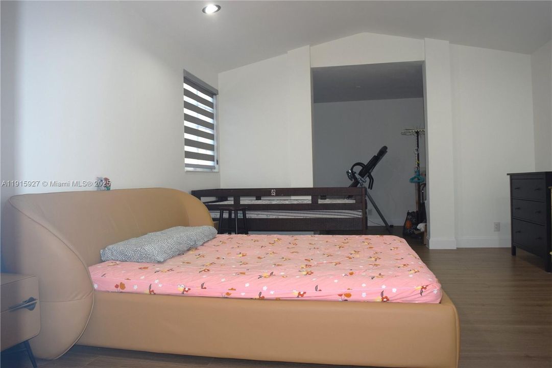 出租: $6,000 (5 贝兹, 3 浴室, 2941 平方英尺)