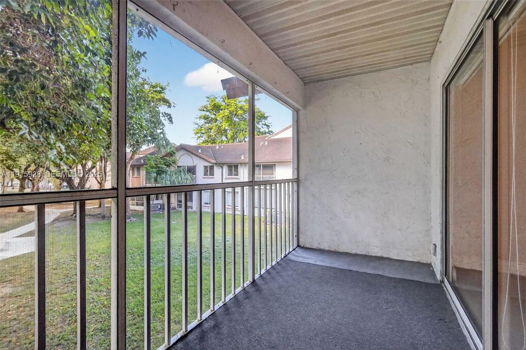 For Sale: $249,000 (1 beds, 1 baths, 862 Square Feet)