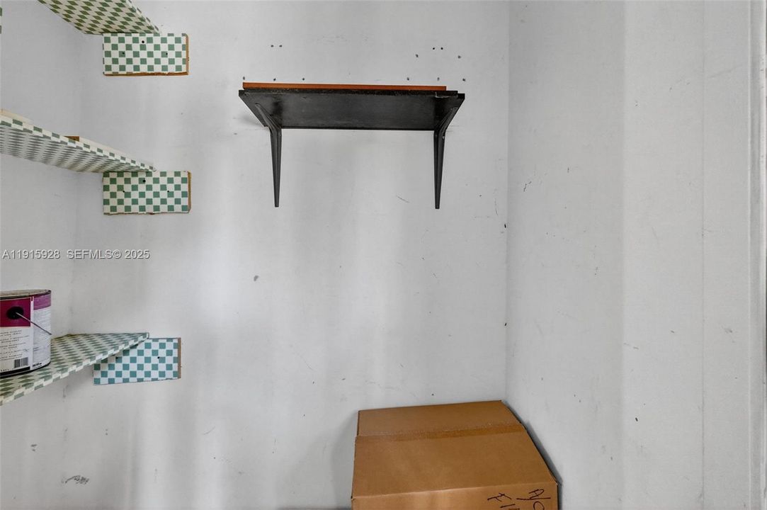 For Sale: $249,000 (1 beds, 1 baths, 862 Square Feet)