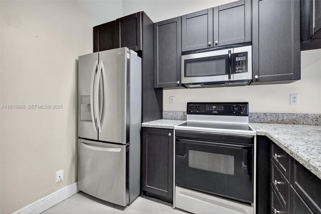 For Sale: $249,000 (1 beds, 1 baths, 862 Square Feet)