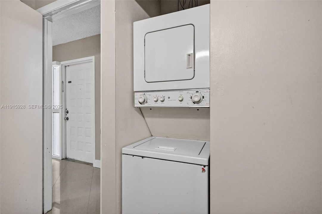 For Sale: $249,000 (1 beds, 1 baths, 862 Square Feet)