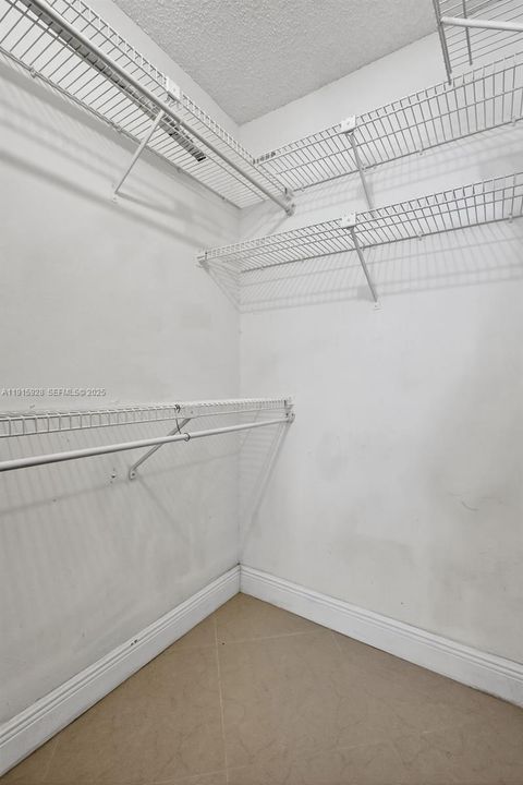 For Sale: $249,000 (1 beds, 1 baths, 862 Square Feet)