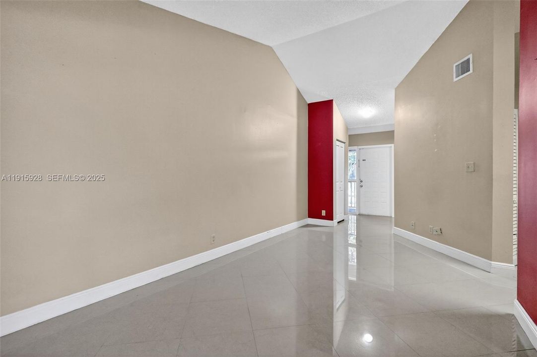 For Sale: $249,000 (1 beds, 1 baths, 862 Square Feet)