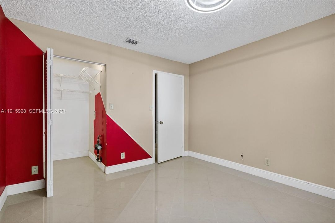 For Sale: $249,000 (1 beds, 1 baths, 862 Square Feet)