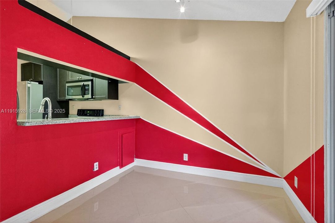 For Sale: $249,000 (1 beds, 1 baths, 862 Square Feet)