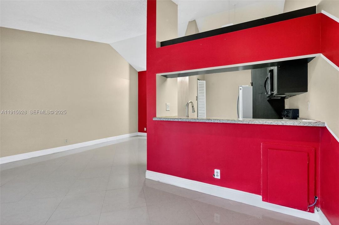 For Sale: $249,000 (1 beds, 1 baths, 862 Square Feet)