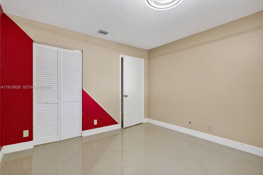 For Sale: $249,000 (1 beds, 1 baths, 862 Square Feet)